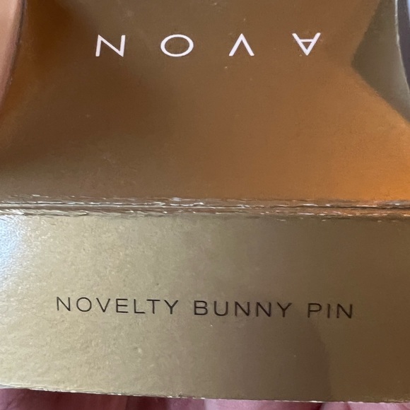 Mr. & Mrs. Bunny Vintage 1999 Avon “Novelty Bunny” Pin in Original Box. Wedding - Picture 4 of 4